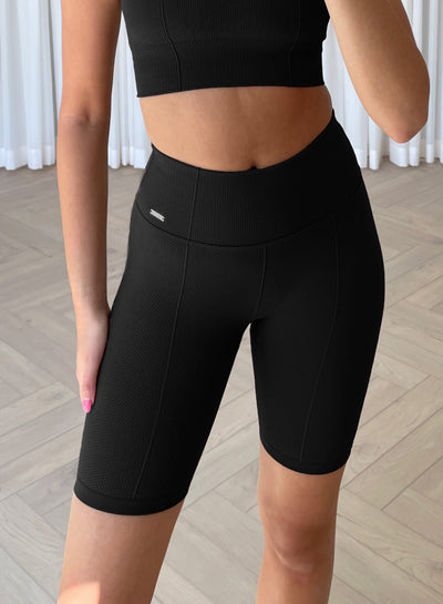 YUNOGA Women's High Waist Athletic Shorts 6 Inseam Yoga Shorts No Front  Seam Workout Running Biker Shorts, Black, X-Small : : Clothing,  Shoes & Accessories